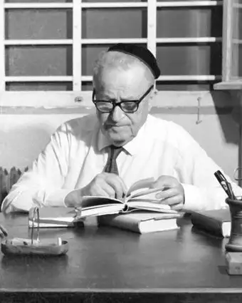 ההחלטה הנחרצת לעלות ארצה שמה קץ ללבטיו. עגנון, 1966 | מארכיון דן הדני, האוסף הלאומי לתצלומים על שם משפחת פריצקר, הספרייה הלאומית ההחלטה הנחרצת לעלות ארצה שמה קץ ללבטיו. עגנון, 1966 | מארכיון דן הדני, האוסף הלאומי לתצלומים על שם משפחת פריצקר, הספרייה הלאומית