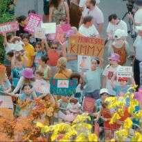 תופעת רשת בת־חלוף שכבר מתחילה לדעוך. מתוך הקדימון לסדרה "הילדים הם מלכים" | צילום מסך מיוטיוב תופעת רשת בת־חלוף שכבר מתחילה לדעוך. מתוך הקדימון לסדרה "הילדים הם מלכים" | צילום מסך מיוטיוב