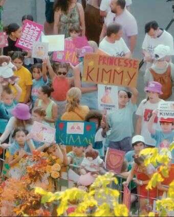 תופעת רשת בת־חלוף שכבר מתחילה לדעוך. מתוך הקדימון לסדרה "הילדים הם מלכים" | צילום מסך מיוטיוב תופעת רשת בת־חלוף שכבר מתחילה לדעוך. מתוך הקדימון לסדרה "הילדים הם מלכים" | צילום מסך מיוטיוב