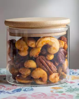 ב־30 דקות וזה מוכן: אגוזים מתובלים מושלמים למשלוח מנות | גיא אשכנזי, Agency Karela ב־30 דקות וזה מוכן: אגוזים מתובלים מושלמים למשלוח מנות | גיא אשכנזי, Agency Karela