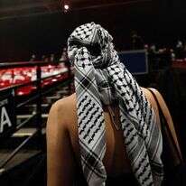 מפגין פרו־פלסטיני | Anna KURTH / AFP מפגין פרו־פלסטיני | Anna KURTH / AFP