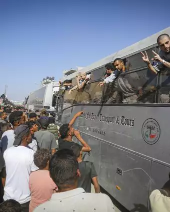 מחבלים משוחררים מגיעים לחאן יונס, באוקטובר | עבד רחים חטיב, פלאש 90 מחבלים משוחררים מגיעים לחאן יונס, באוקטובר | עבד רחים חטיב, פלאש 90