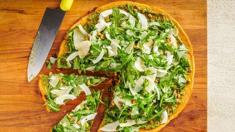 לחם שטוח של סוקה עם סלט ארוגולה ושומר | ריי לופז, עיצוב אוכל מאת קרולין רוב לחם שטוח של סוקה עם סלט ארוגולה ושומר | ריי לופז, עיצוב אוכל מאת קרולין רוב