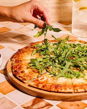 אפילו פיזור של ארוגולה טרייה יכול לשדרג באופן מיידי פיצה קפואה משעממת | לורן בולבין/הוושינגטון פוסט אפילו פיזור של ארוגולה טרייה יכול לשדרג באופן מיידי פיצה קפואה משעממת | לורן בולבין/הוושינגטון פוסט