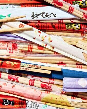 מקלות אכילה (צ'ופסטיקס) | ג'סטין טסוקאלאס; עיצוב אוכל מאת מארי אוסטרוסקי/הוושינגטון פוסט מקלות אכילה (צ'ופסטיקס) | ג'סטין טסוקאלאס; עיצוב אוכל מאת מארי אוסטרוסקי/הוושינגטון פוסט