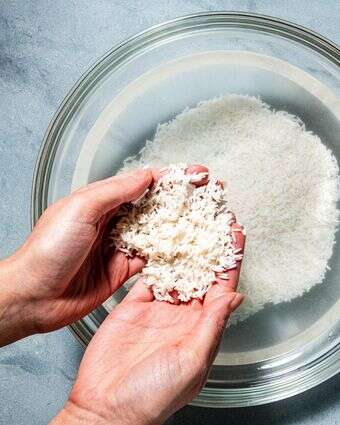 שטיפת אורז יכולה להסיר עודפי עמילנים ולמנוע ממנו להידבק | הוושינגטון פוסט מאת ריי לופז שטיפת אורז יכולה להסיר עודפי עמילנים ולמנוע ממנו להידבק | הוושינגטון פוסט מאת ריי לופז