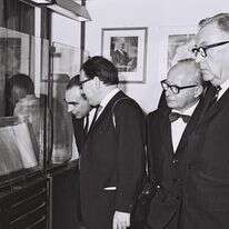 משלחת הפרלמנט האירופי צופה בתערוכת מגילות ים המלח באוניברסיטה העברית, 1964 | פריץ כהן, לע"מ משלחת הפרלמנט האירופי צופה בתערוכת מגילות ים המלח באוניברסיטה העברית, 1964 | פריץ כהן, לע"מ