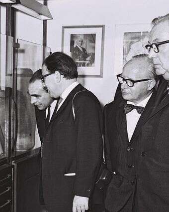 משלחת הפרלמנט האירופי צופה בתערוכת מגילות ים המלח באוניברסיטה העברית, 1964 | פריץ כהן, לע"מ משלחת הפרלמנט האירופי צופה בתערוכת מגילות ים המלח באוניברסיטה העברית, 1964 | פריץ כהן, לע"מ