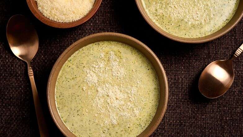 מרק ברוקולי ופרמזן | פגי קורמרי; עיצוב אוכל מאת ליסה צ'רקסקי עבור הוושינגטון פוסט מרק ברוקולי ופרמזן | פגי קורמרי; עיצוב אוכל מאת ליסה צ'רקסקי עבור הוושינגטון פוסט