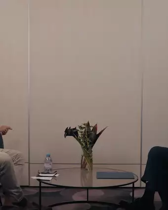 טאקר קרלסון (משמאל) בריאיון עם האקבי | צילום מסך מתוך ערוץ היוטיוב Carlson Tucker Netwo טאקר קרלסון (משמאל) בריאיון עם האקבי | צילום מסך מתוך ערוץ היוטיוב Carlson Tucker Netwo