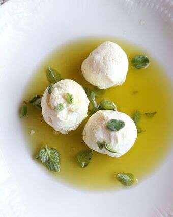 שום קשר לגרסה מהסופר: כך מכינים כדורי לבּנה אמיתיים בשמן זית | אפרת ליכטנשטט שום קשר לגרסה מהסופר: כך מכינים כדורי לבּנה אמיתיים בשמן זית | אפרת ליכטנשטט