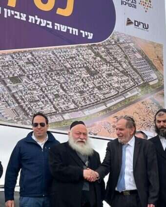 שר השיכון לשעבר ח"כ יצחק גולדקנופף ופמלייתו ליד העיר העתידית כסיף, 2023 שר השיכון לשעבר ח"כ יצחק גולדקנופף ופמלייתו ליד העיר העתידית כסיף, 2023