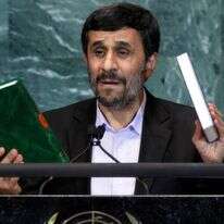 נשיא איראן, מחמוד אחמדינג'אד, מחזיק עותק של הקוראן (משמאל) והתנ"ך (מימין), בעת נאום בפני המושב ה-65 של העצרת הכללית של האו"ם במטה האו"ם, 23 בספטמבר 2010 | AP נשיא איראן, מחמוד אחמדינג'אד, מחזיק עותק של הקוראן (משמאל) והתנ"ך (מימין), בעת נאום בפני המושב ה-65 של העצרת הכללית של האו"ם במטה האו"ם, 23 בספטמבר 2010 | AP