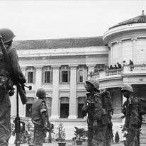 כוחות מורדים דרום וייטנאמים תופסים עמדות בחצר ארמון הנשיאות, מעונו של הנשיא נגו דין דיאם, בסייגון, וייטנאם, 1 בנובמבר 1963. דיאם ואחיו נו נמלטו מההפיכה אך נלכדו לאחר ההפיכה | AP Photo/Horst Faas כוחות מורדים דרום וייטנאמים תופסים עמדות בחצר ארמון הנשיאות, מעונו של הנשיא נגו דין דיאם, בסייגון, וייטנאם, 1 בנובמבר 1963. דיאם ואחיו נו נמלטו מההפיכה אך נלכדו לאחר ההפיכה | AP Photo/Horst Faas