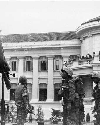 כוחות מורדים דרום וייטנאמים תופסים עמדות בחצר ארמון הנשיאות, מעונו של הנשיא נגו דין דיאם, בסייגון, וייטנאם, 1 בנובמבר 1963. דיאם ואחיו נו נמלטו מההפיכה אך נלכדו לאחר ההפיכה | AP Photo/Horst Faas כוחות מורדים דרום וייטנאמים תופסים עמדות בחצר ארמון הנשיאות, מעונו של הנשיא נגו דין דיאם, בסייגון, וייטנאם, 1 בנובמבר 1963. דיאם ואחיו נו נמלטו מההפיכה אך נלכדו לאחר ההפיכה | AP Photo/Horst Faas