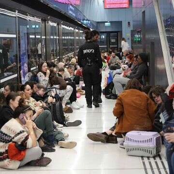 אנשים מוצאים מחסה בתחנת רכבת תת קרקעית ברמת גן, במהלך מתקפות טילים במבצע "שאגת הארי" | אורן כהן - פלאש 90 אנשים מוצאים מחסה בתחנת רכבת תת קרקעית ברמת גן, במהלך מתקפות טילים במבצע "שאגת הארי" | אורן כהן - פלאש 90
