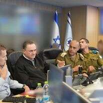 שר הביטחון עם סגן הרמטכ"ל, אלוף תמיר ידעי; מפקד חיל האוויר, אלוף תומר בר; ראש אמ"ן, אלוף שלומי בינדר; תת-אלוף עומר טישלר; מנכ"ל משרד הביטחון, אלוף (מיל') אמיר ברעם; מזכירו הצבאי של שר הביטחון, תת-אלוף גיא מרקיזנו; ובכירים נוספים. | אריאל חרמוני, משרד הביטחון שר הביטחון עם סגן הרמטכ"ל, אלוף תמיר ידעי; מפקד חיל האוויר, אלוף תומר בר; ראש אמ"ן, אלוף שלומי בינדר; תת-אלוף עומר טישלר; מנכ"ל משרד הביטחון, אלוף (מיל') אמיר ברעם; מזכירו הצבאי של שר הביטחון, תת-אלוף גיא מרקיזנו; ובכירים נוספים. | אריאל חרמוני, משרד הביטחון