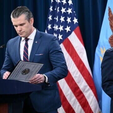 שר ההגנה האמריקאי פיט הגסת' ויו"ר המטות המשולבים, הגנרל דן קיין, מגיעים למסיבת עיתונאים בנושא הפעולה הצבאית של ארה"ב באיראן, בפנטגון | AFP שר ההגנה האמריקאי פיט הגסת' ויו"ר המטות המשולבים, הגנרל דן קיין, מגיעים למסיבת עיתונאים בנושא הפעולה הצבאית של ארה"ב באיראן, בפנטגון | AFP