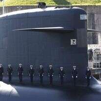 אנשי חיל הים הצרפתי עומדים על גדת צוללת לקראת ביקורו של נשיא צרפת בבסיס הצוללות הגרעיניות של חיל הים | AFP אנשי חיל הים הצרפתי עומדים על גדת צוללת לקראת ביקורו של נשיא צרפת בבסיס הצוללות הגרעיניות של חיל הים | AFP