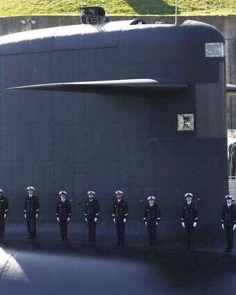 אנשי חיל הים הצרפתי עומדים על גדת צוללת לקראת ביקורו של נשיא צרפת בבסיס הצוללות הגרעיניות של חיל הים | AFP אנשי חיל הים הצרפתי עומדים על גדת צוללת לקראת ביקורו של נשיא צרפת בבסיס הצוללות הגרעיניות של חיל הים | AFP