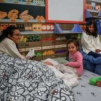 משפחות מתכוננות לבלות את הלילה במקלט ציבורי במרכז ירושלים על רקע המלחמה עם איראן | רייצ'ל אלרואי/Flash90 משפחות מתכוננות לבלות את הלילה במקלט ציבורי במרכז ירושלים על רקע המלחמה עם איראן | רייצ'ל אלרואי/Flash90