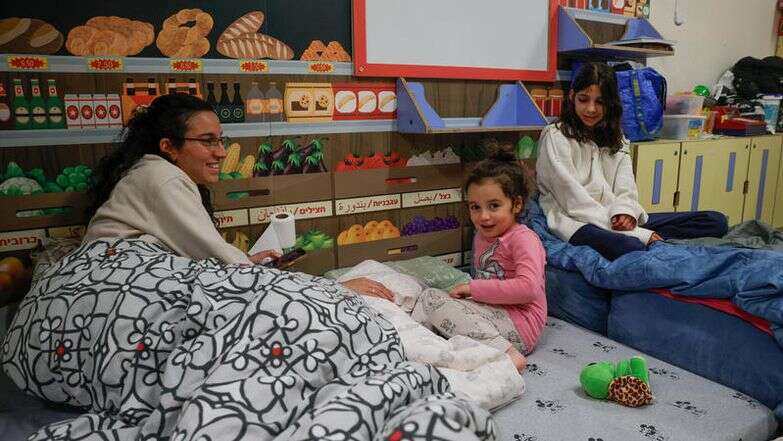 משפחות מתכוננות לבלות את הלילה במקלט ציבורי במרכז ירושלים על רקע המלחמה עם איראן | רייצ'ל אלרואי/Flash90 משפחות מתכוננות לבלות את הלילה במקלט ציבורי במרכז ירושלים על רקע המלחמה עם איראן | רייצ'ל אלרואי/Flash90