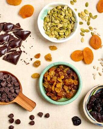 תחליפים לאגוזים כוללים פירות יבשים, שוקולד וזרעים, כמו דלעת או חמניות | פגי קורמרי עבור הוושינגטון פוסט תחליפים לאגוזים כוללים פירות יבשים, שוקולד וזרעים, כמו דלעת או חמניות | פגי קורמרי עבור הוושינגטון פוסט