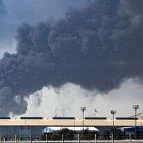 עשן שחור סמיך מיתמר באוויר מעל נמל ג'בל עלי לאחר שנפגע משברי טיל שיורט על ידי איראן, בדובאי, איחוד האמירויות הערביות | EPA עשן שחור סמיך מיתמר באוויר מעל נמל ג'בל עלי לאחר שנפגע משברי טיל שיורט על ידי איראן, בדובאי, איחוד האמירויות הערביות | EPA