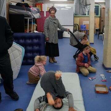 משפחות מתכוננות לבלות את הלילה במקלט ציבורי במרכז ירושלים | רחל אלרואי, פלאש 90 משפחות מתכוננות לבלות את הלילה במקלט ציבורי במרכז ירושלים | רחל אלרואי, פלאש 90