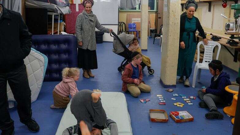 משפחות מתכוננות לבלות את הלילה במקלט ציבורי במרכז ירושלים | רחל אלרואי, פלאש 90 משפחות מתכוננות לבלות את הלילה במקלט ציבורי במרכז ירושלים | רחל אלרואי, פלאש 90