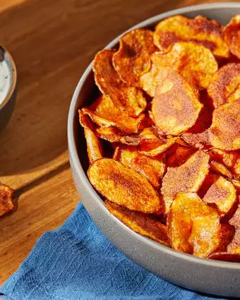 צ'יפס תפוחי אדמה פפריקה עם מטבל יוגורט | טום מקורקל, עיצוב אוכל מאת ג'ינה ניסטיקו עבור הוושינגטון פוסט צ'יפס תפוחי אדמה פפריקה עם מטבל יוגורט | טום מקורקל, עיצוב אוכל מאת ג'ינה ניסטיקו עבור הוושינגטון פוסט