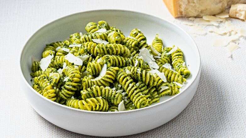 פסטה פסטו תרד | סקוט סוצ'מן; עיצוב אוכל מאת ליסה צ'רקסקי עבור הוושינגטון פוסט פסטה פסטו תרד | סקוט סוצ'מן; עיצוב אוכל מאת ליסה צ'רקסקי עבור הוושינגטון פוסט