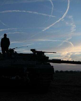 קציני היחידה שבספר משלחים זומבים בכוחות הצבא המצרי ובלוחמי חיזבאללה. טנק צה"לי בגבול עזה | יעקב נחומי, פלאש 90 קציני היחידה שבספר משלחים זומבים בכוחות הצבא המצרי ובלוחמי חיזבאללה. טנק צה"לי בגבול עזה | יעקב נחומי, פלאש 90