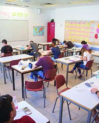 מורים אינם עובדים סוציאליים. תיכון בירושלים. למצולמים אין קשר למאמר | נועם ריבקין פנטון, פלאש 90 מורים אינם עובדים סוציאליים. תיכון בירושלים. למצולמים אין קשר למאמר | נועם ריבקין פנטון, פלאש 90