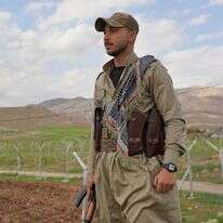 חבר המפלגה הדמוקרטית של כורדיסטן האיראנית PDKI עומד במחסום המוביל לבסיסו במחוז קויה באירביל | AP Photo/Rashid Yahya חבר המפלגה הדמוקרטית של כורדיסטן האיראנית PDKI עומד במחסום המוביל לבסיסו במחוז קויה באירביל | AP Photo/Rashid Yahya