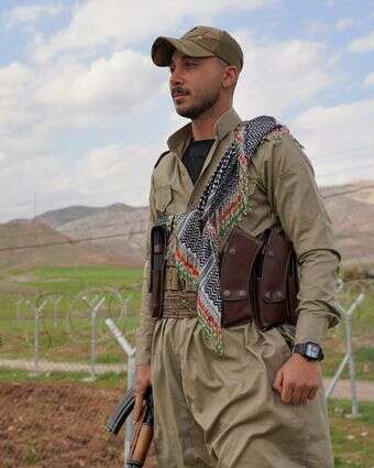 חבר המפלגה הדמוקרטית של כורדיסטן האיראנית PDKI עומד במחסום המוביל לבסיסו במחוז קויה באירביל | AP Photo/Rashid Yahya חבר המפלגה הדמוקרטית של כורדיסטן האיראנית PDKI עומד במחסום המוביל לבסיסו במחוז קויה באירביל | AP Photo/Rashid Yahya