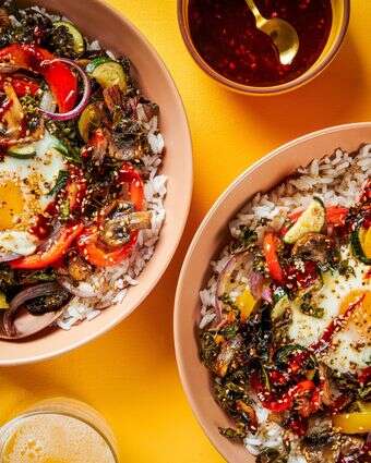 ארוחת קערה אסייתית ב-30 דקות: אורז חם, ירקות צלויים וביצה | ריי לופז, עיצוב אוכל מאת ליסה צ'רקסקי עבור הוושינגטון פוסט ארוחת קערה אסייתית ב-30 דקות: אורז חם, ירקות צלויים וביצה | ריי לופז, עיצוב אוכל מאת ליסה צ'רקסקי עבור הוושינגטון פוסט