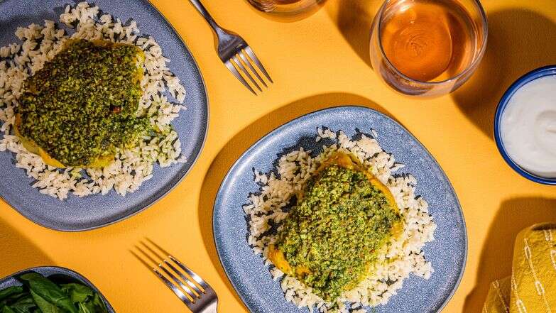 דגים בסגנון פרסי עם צ'אטני נענע חריף | לורן בולבין/הוושינגטון פוסט דגים בסגנון פרסי עם צ'אטני נענע חריף | לורן בולבין/הוושינגטון פוסט