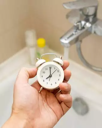 מתי אפשר להתקלח? | שאטרסטוק מתי אפשר להתקלח? | שאטרסטוק