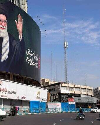 כרזה עם דמותו של חמינאי בטהרן | ATTA KENARE / AFP כרזה עם דמותו של חמינאי בטהרן | ATTA KENARE / AFP