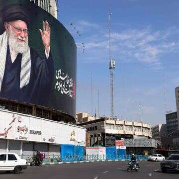 כרזה עם דמותו של חמינאי בטהרן | ATTA KENARE / AFP כרזה עם דמותו של חמינאי בטהרן | ATTA KENARE / AFP