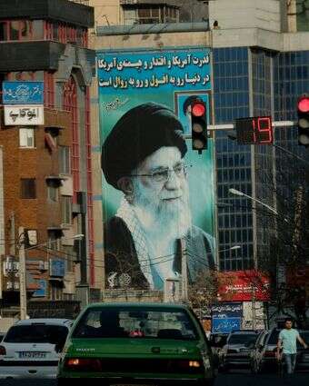 חדירה לתשתית העירונית. תמונתו של חמינאי ברחוב ראשי בטהרן | גטי אימג'ס חדירה לתשתית העירונית. תמונתו של חמינאי ברחוב ראשי בטהרן | גטי אימג'ס