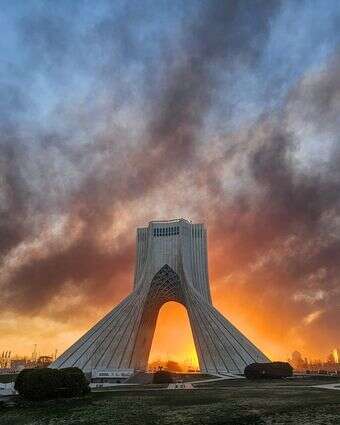 עשן עולה מאחורי אנדרטת אזאדי בטהרן, איראן, ב-3 במרץ 2026, לאחר המתקפה הצבאית האמריקאית-ישראלית | דאווד ע'הרדר/איסנא דרך AP עשן עולה מאחורי אנדרטת אזאדי בטהרן, איראן, ב-3 במרץ 2026, לאחר המתקפה הצבאית האמריקאית-ישראלית | דאווד ע'הרדר/איסנא דרך AP