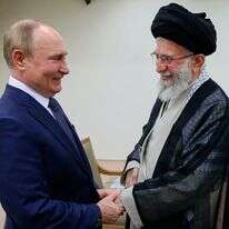 המנהיג העליון של איראן, האייתוללה עלי חמינאי, הוא ונשיא רוסיה ולדימיר פוטין מברכים זה את זה ב-19 ביולי 2022, במהלך פגישה בטהרן | Office of the Iranian Supreme Leader via AP המנהיג העליון של איראן, האייתוללה עלי חמינאי, הוא ונשיא רוסיה ולדימיר פוטין מברכים זה את זה ב-19 ביולי 2022, במהלך פגישה בטהרן | Office of the Iranian Supreme Leader via AP
