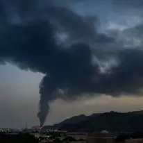 אש ועשן נראים לעין לאחר שלפי הרשויות, שרידי רחפן איראני שיירט פגעו במתקן הנפט פוג'יירה, איחוד האמירויות הערביות. | AP אש ועשן נראים לעין לאחר שלפי הרשויות, שרידי רחפן איראני שיירט פגעו במתקן הנפט פוג'יירה, איחוד האמירויות הערביות. | AP