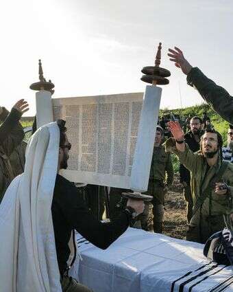 חיילי צה"ל בגבול לבנון בקריאת התורה | מיכאל גלעדי, פלאש 90 חיילי צה"ל בגבול לבנון בקריאת התורה | מיכאל גלעדי, פלאש 90