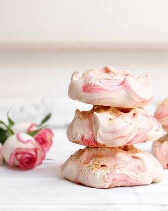 מרנג במי ורדים ופיסטוקים | אפרת ליכטנשטט מרנג במי ורדים ופיסטוקים | אפרת ליכטנשטט