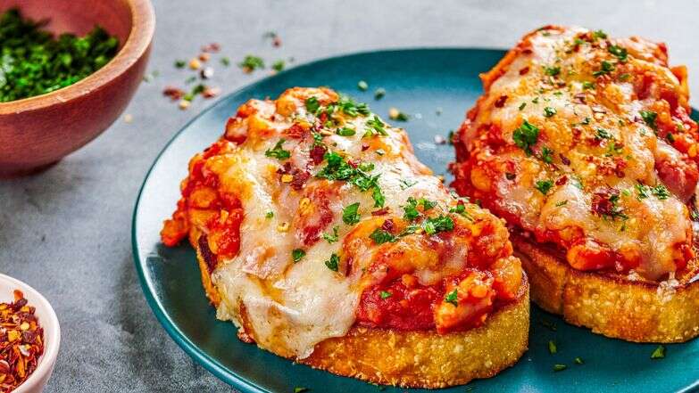 נשנוש אמריקני מנחם: טוסט פיצה עם שעועית לבנה וגבינה | ריי לופז; עיצוב אוכל מאת קרולין רוב עבור הוושינגטון פוסט נשנוש אמריקני מנחם: טוסט פיצה עם שעועית לבנה וגבינה | ריי לופז; עיצוב אוכל מאת קרולין רוב עבור הוושינגטון פוסט