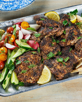 עוף צלוי עם שום, צ'ילי ותפוז | ריי לופז; עיצוב אוכל מאת קרולין רוב/שניהם עבור הוושינגטון פוסט עוף צלוי עם שום, צ'ילי ותפוז | ריי לופז; עיצוב אוכל מאת קרולין רוב/שניהם עבור הוושינגטון פוסט