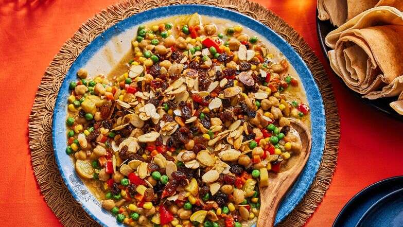 קורמה ירקות עשיר עם חומוס, חלב קוקוס ותבלינים עדינים | ג'סטין טסוקאלאס; עיצוב אוכל מאת ליסה צ'רקסקי / שניהם עבור הוושינגטון פוסט קורמה ירקות עשיר עם חומוס, חלב קוקוס ותבלינים עדינים | ג'סטין טסוקאלאס; עיצוב אוכל מאת ליסה צ'רקסקי / שניהם עבור הוושינגטון פוסט